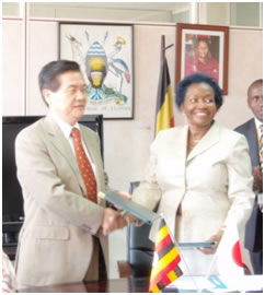 Amb. Minagawa and Hon. Kiwanuka Exchange the Notes