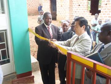 H. E. Kazuo Minagawa joined by the District officials to cut the ribbon