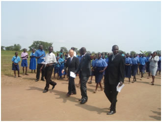 The Deputiy Ambassador welcomed by the pupiles and district personnels