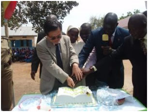 Cutting of the memorial cake by the Ambassador and the State Minister