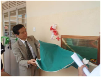 The Ambassador unveils the memorial plaque for the project