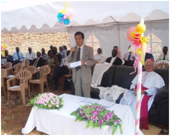 The Ambassador addressing the gathering during the function