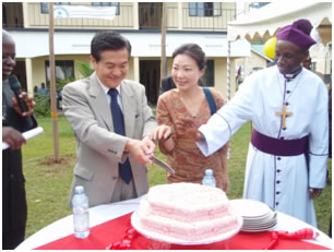 Cutting the memorial cake