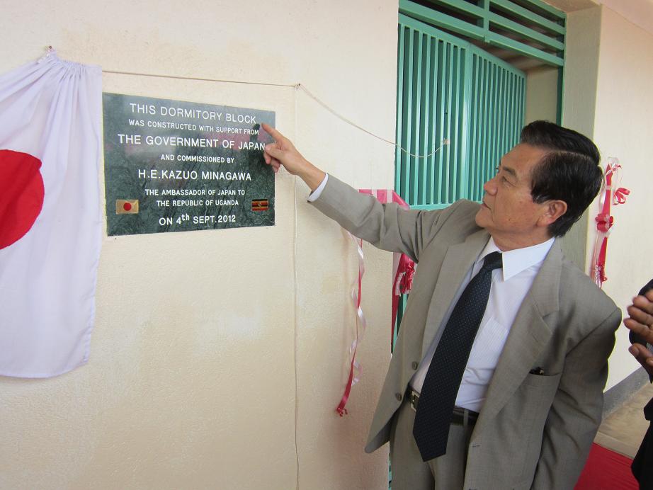 Ambassador unveiling the plaque