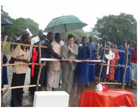 Ambassador Kazuo Minagawa cutting the tape at Omito village borehole site