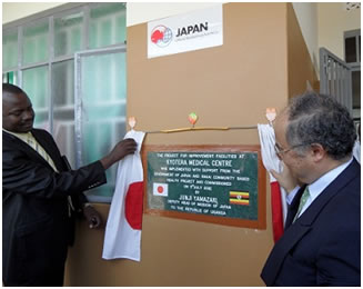 Mr.Yamazaki with Hon.MP.Kyeyune opens the plaque