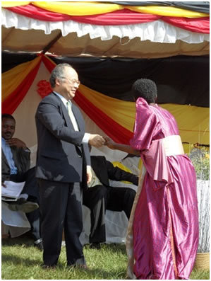Shake hands between Mr. Yamazaki, Deputy Head of the Mission and local community representative