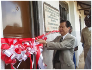 Ambassador Kazuo Minagawacutting the tape