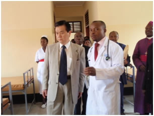 Ambassador inspecting the maternity ward