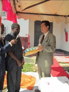 Ambassador receiving gift of appreciation