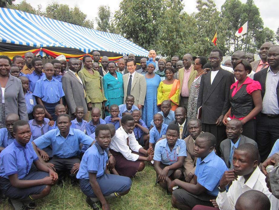Memorial photo with students, dignitaries and community members