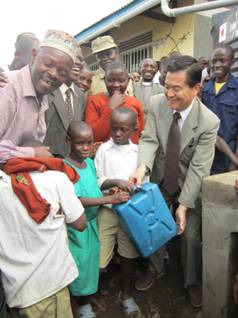 Pupils receiving water from Ambassador