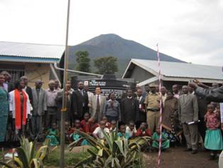 Commemorative photo with community members and pupils