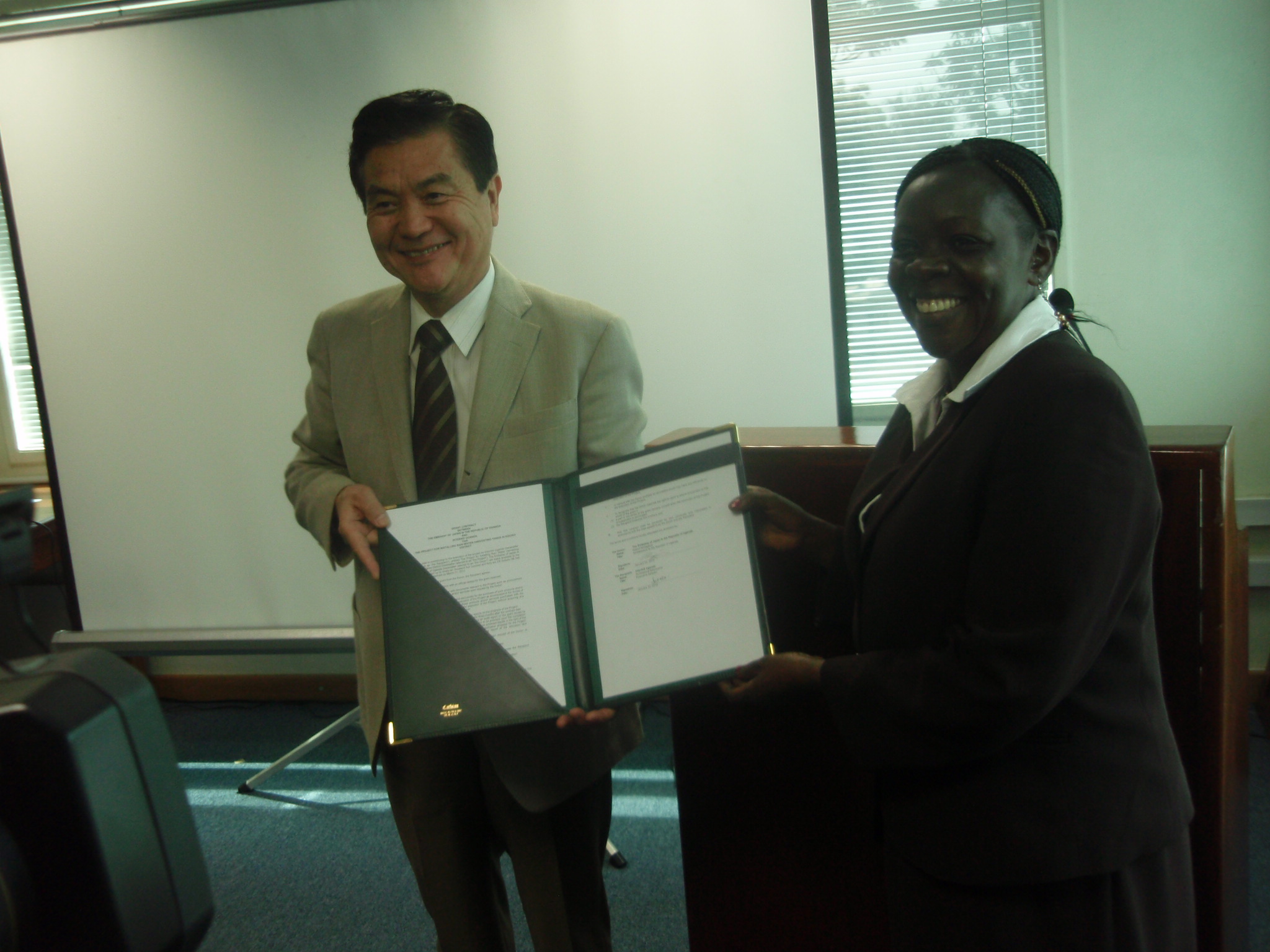 The handing over of the grant contract