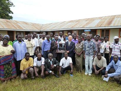Commemorative photo with AFSRT and local farmers
